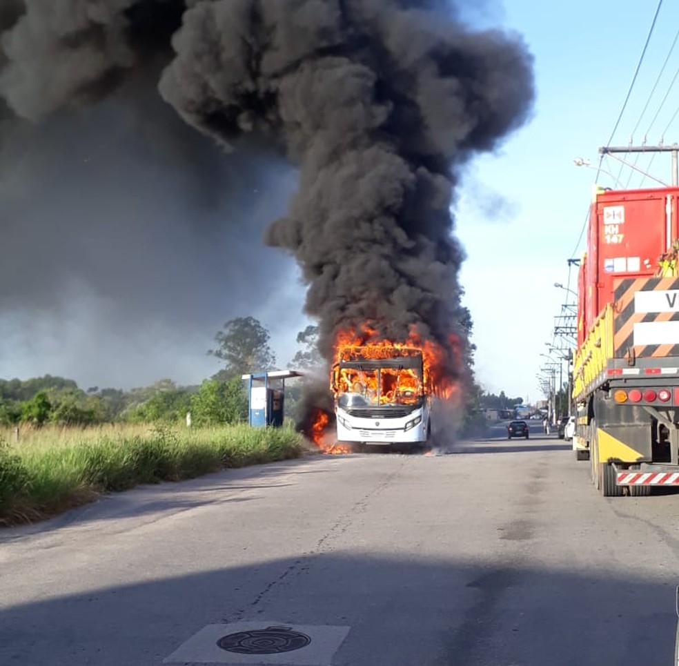 Protesto contra desapropriação de terras termina em confusão e ônibus incendiado em Macaé