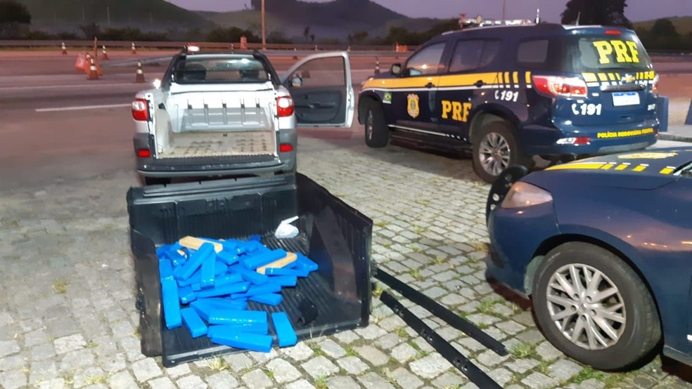 PRF encontra 60 quilos de maconha dentro da caçamba de um carro em Rio das Ostras