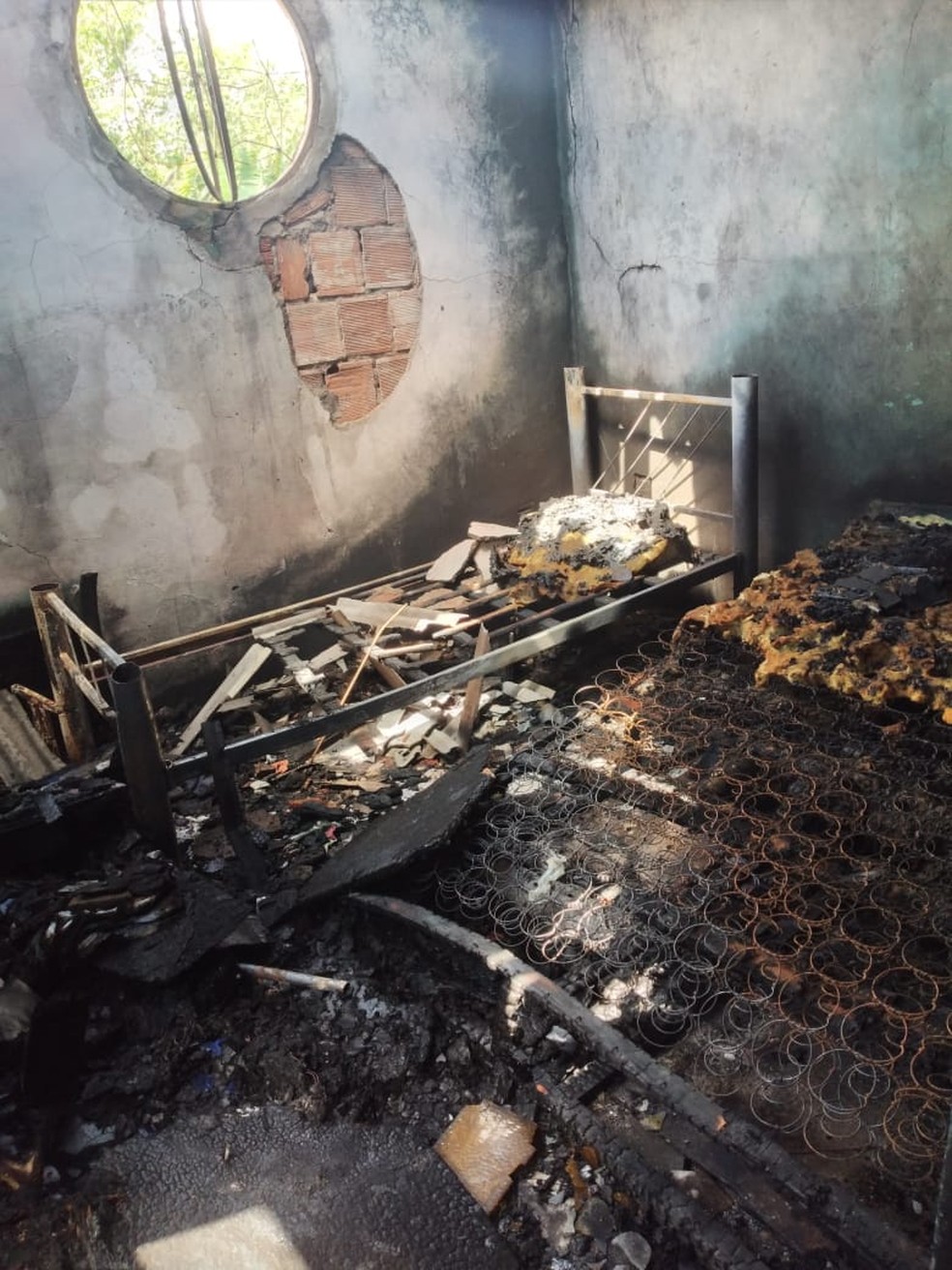 Casa é destruída por incêndio após queda de raio em Iguaba Grande