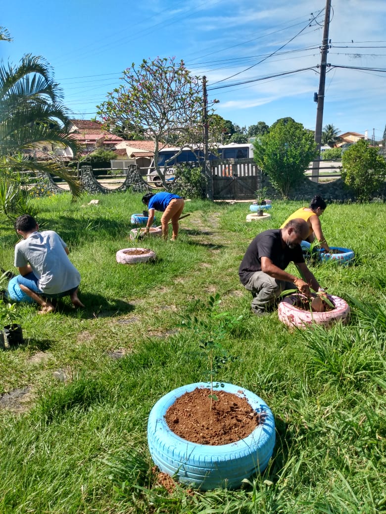 Casa de Acolhimento em São Pedro da Aldeia ganha novo jardim com auxílio dos adolescentes atendidos