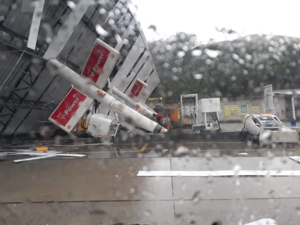 Cobertura de posto de combustíveis cai durante chuva na BR-101, em Rio Bonito