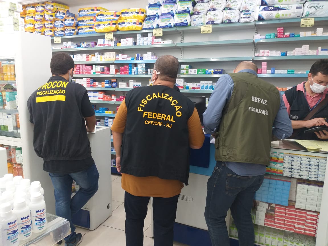 Operação conjunta com Procon autua dez farmácias em São Pedro da Aldeia