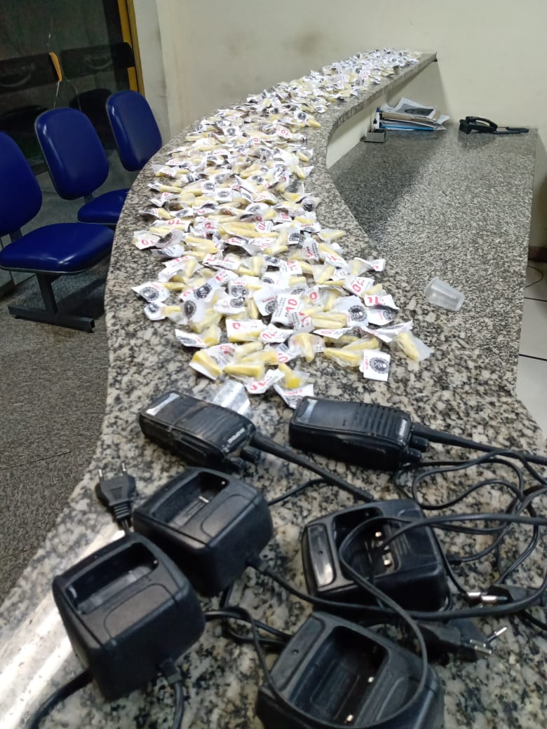 PM apreende cocaína e rádios transmissores em São Pedro da Aldeia