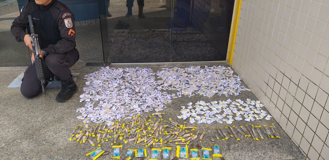 PM encontra tonel com drogas em São Pedro da Aldeia
