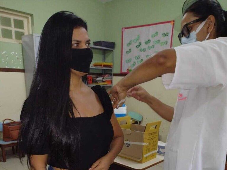 Covid-19: primeira semana de imunização dos trabalhadores da educação vacina 1336 profissionais em São Pedro da Aldeia