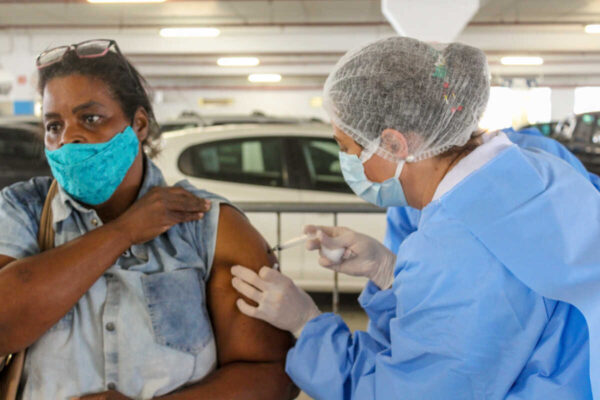 Covid-19: moradores entre 39 e 43 anos serão vacinados a partir de segunda-feira (12) em São Pedro da Aldeia