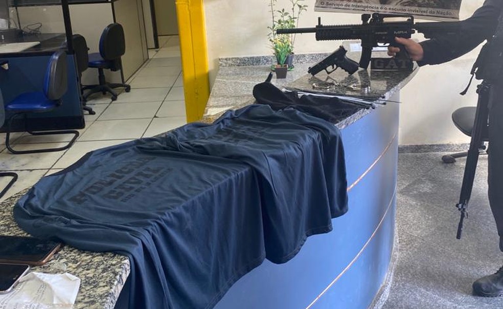 Dupla com camisas falsas da polícia e réplica de fuzil é presa em Iguabinha