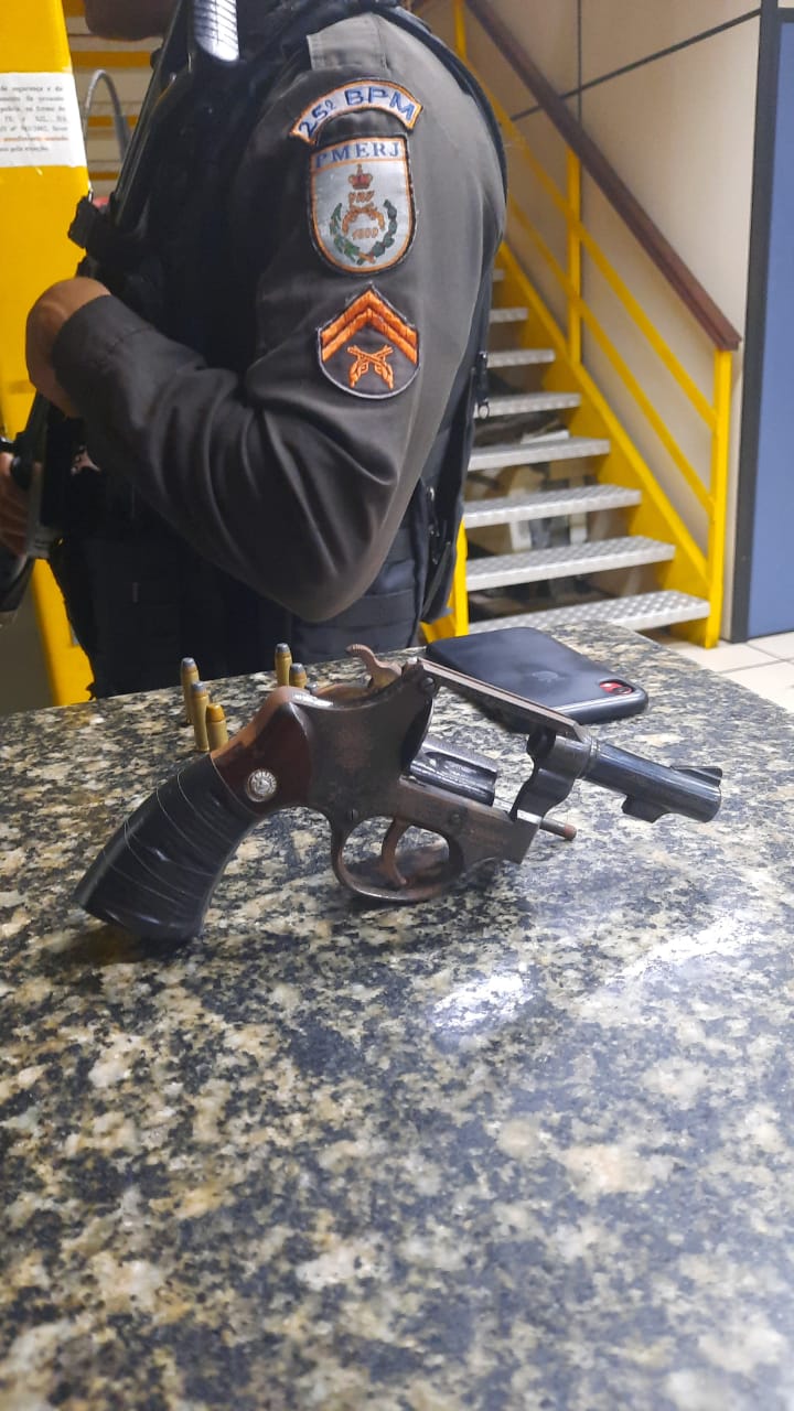 Suspeito é preso por porte ilegal de arma de fogo no bairro Estação