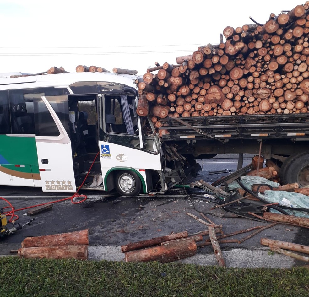 Motorista de ônibus da secretaria de Saúde de Cabo Frio morre em grave acidente na Via Lagos