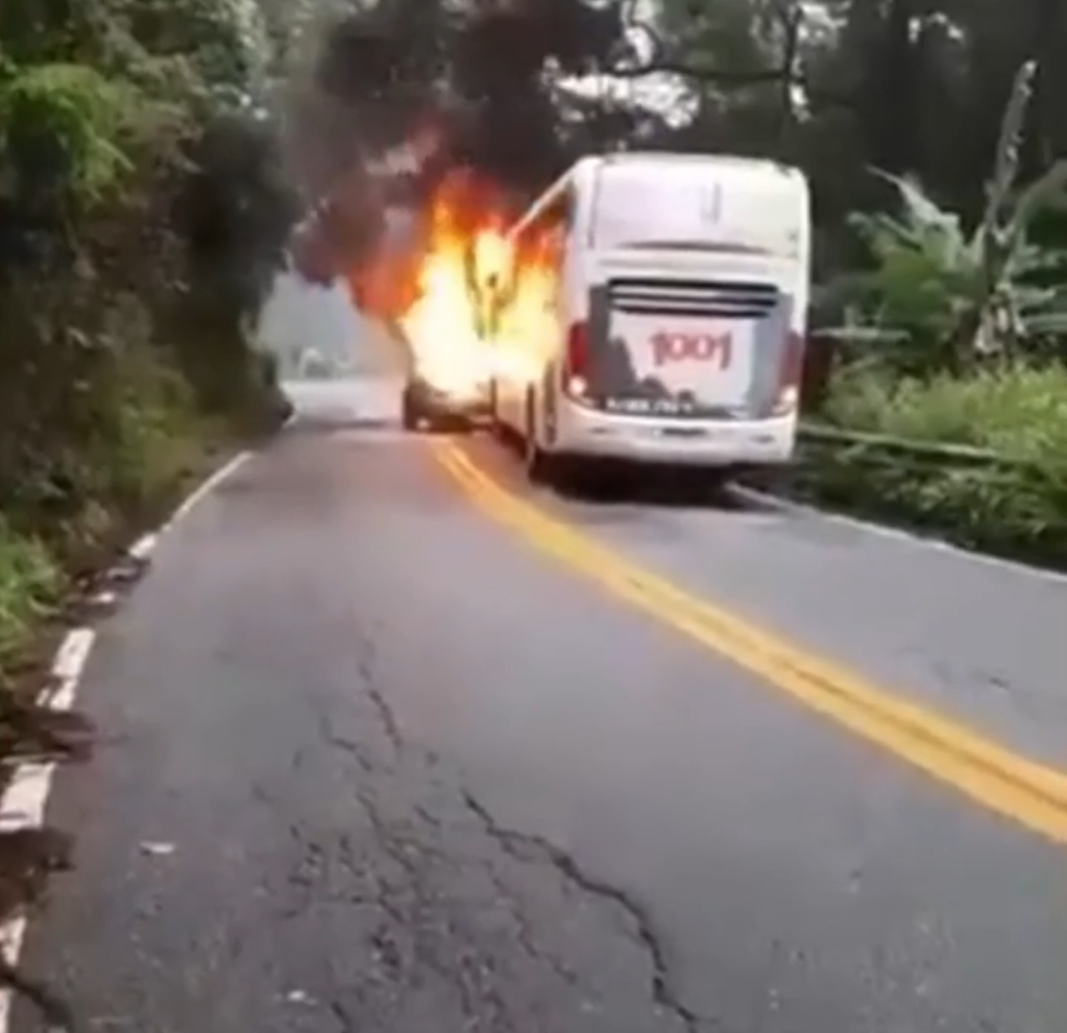 Acidente entre ônibus e carro de passeio causa incêndio e interdita RJ-106, em Saquarema