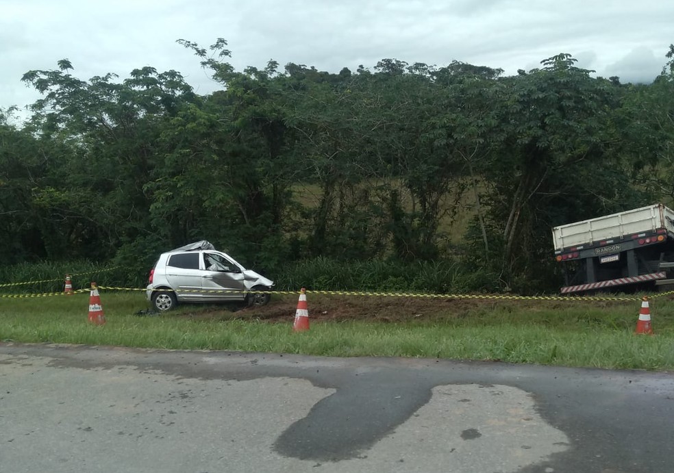 Motorista de carro morre em acidente envolvendo carreta na BR-101, em Macaé, no RJ — Foto: Bertha Muniz