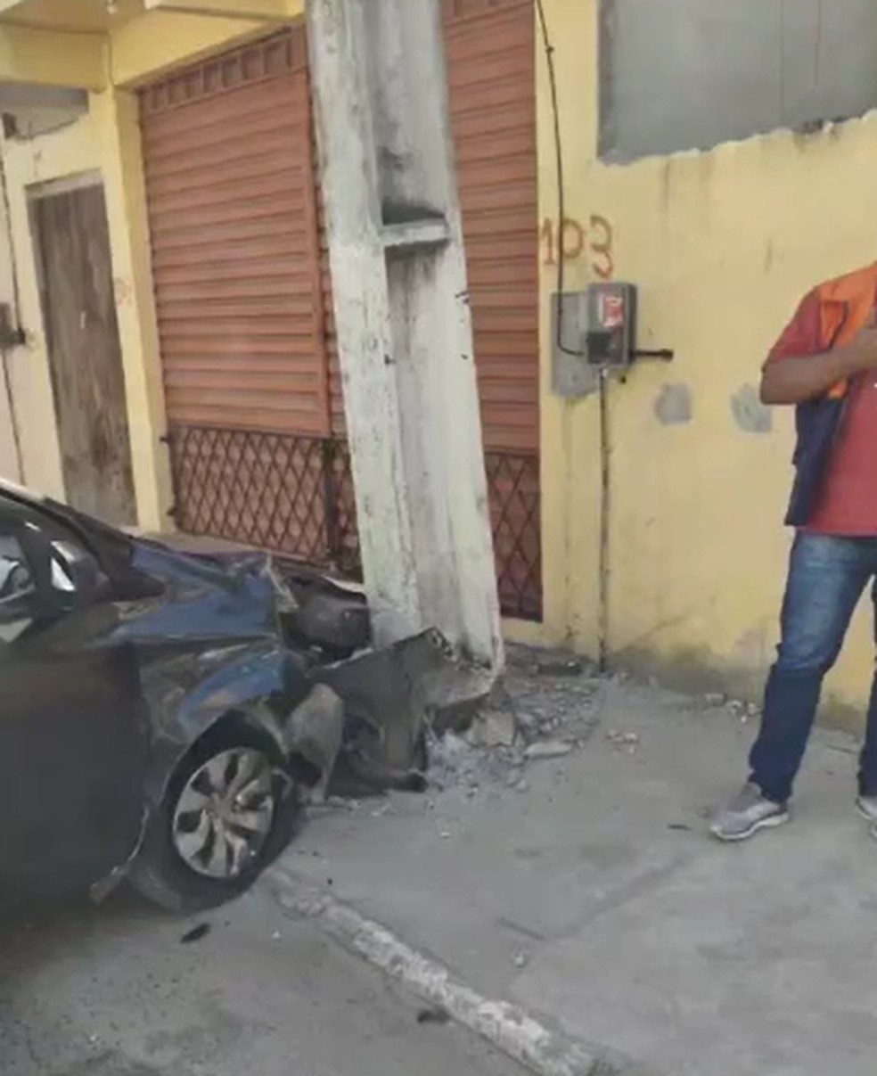 Motorista desvia de motocicleta e bate com carro em poste em Cabo Frio, no RJ — Foto: Defesa Civil de Cabo Frio
