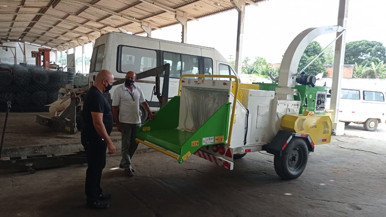Prefeitura de São Pedro da Aldeia adquire triturador de galhos para auxiliar na limpeza urbana