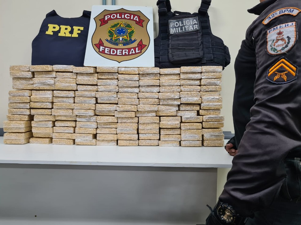 Ação conjunta entre polícias apreende 130 kg de pasta base de cocaína na BR-101, em Casimiro de Abreu