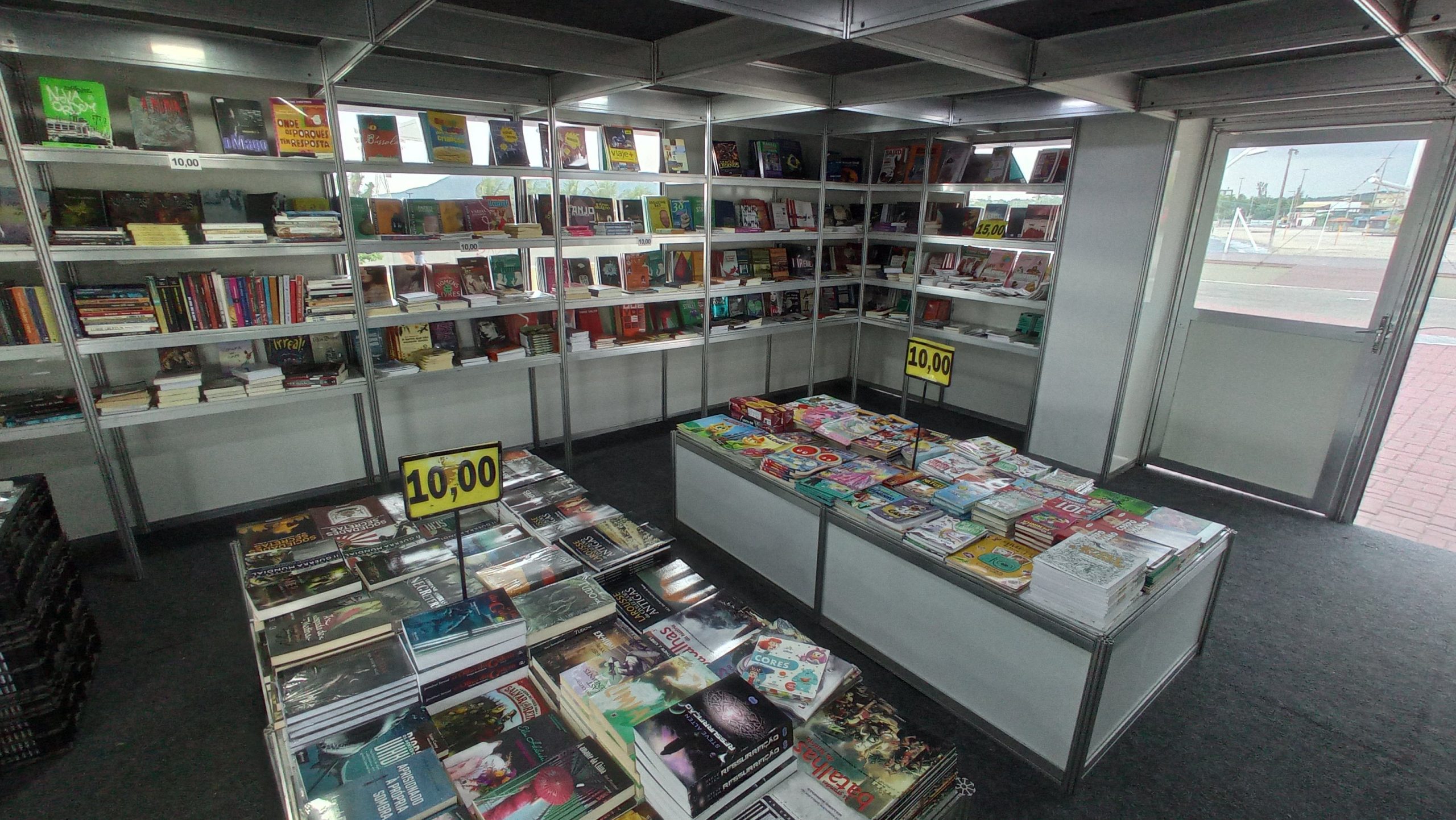 Feira do Livro leva mais de cinco mil títulos para praça do Centro em São Pedro da Aldeia
