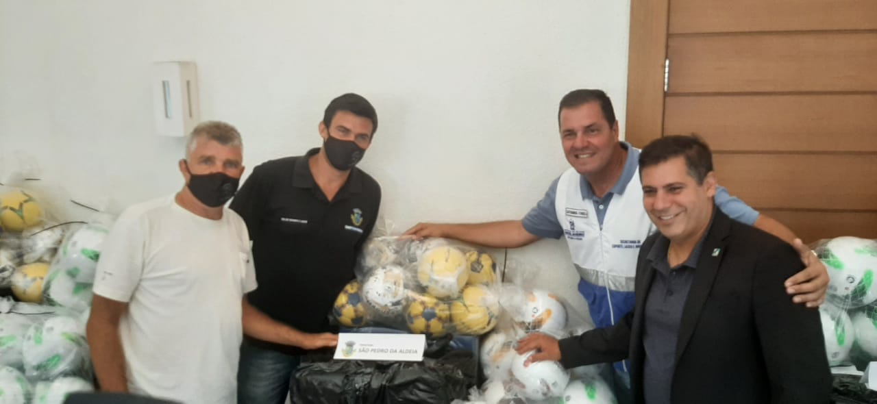 São Pedro da Aldeia recebe materiais esportivos do Governo do Estado