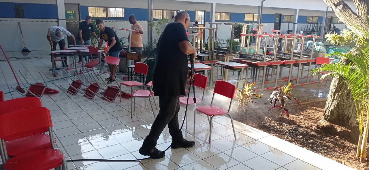 Prefeito Fábio do Pastel acompanha serviços de reforma e manutenção de escola no Porto do Carro