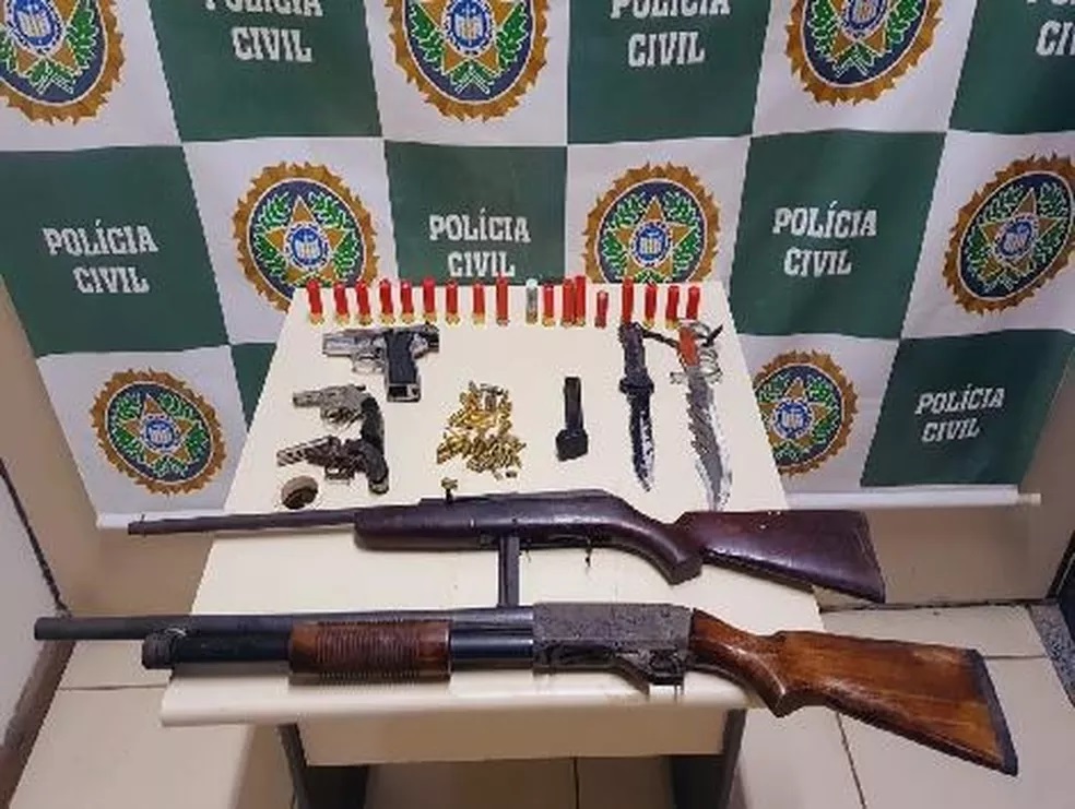 Prisão foi nesta quarta-feira (16) no bairro São Miguel. Foram encontradas cinco armas de fogo de calibres diferentes.