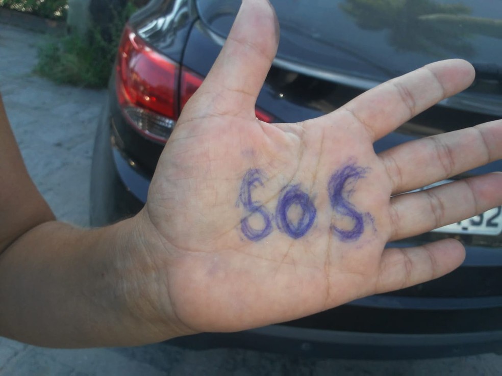 Mulher escreve SOS na mão com caneta para pedir socorro à Guarda Municipal e ex é levado para a delegacia em Saquarema