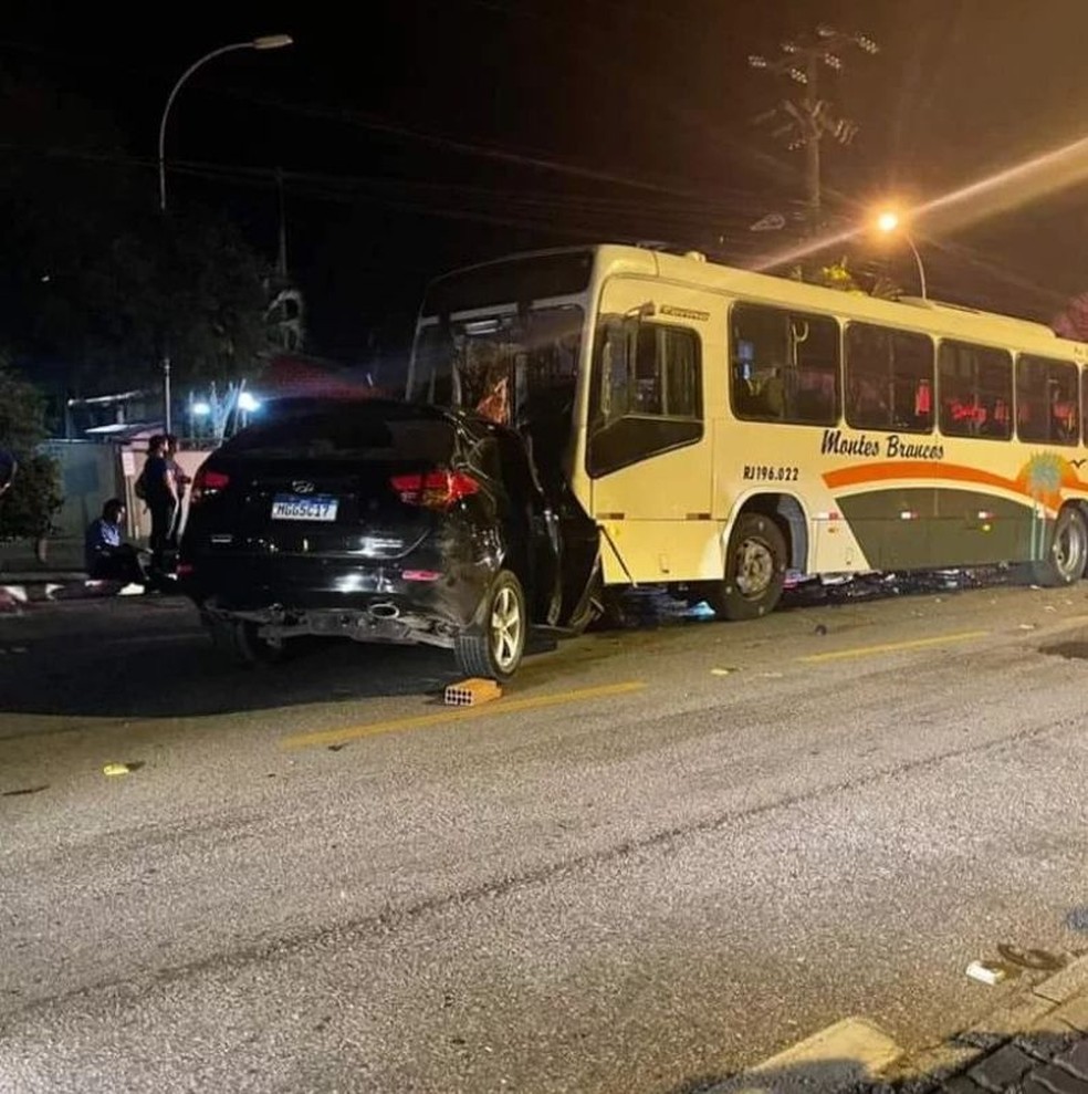 Colisão entre carro e ônibus mata casal e deixa 21 feridos em Búzios