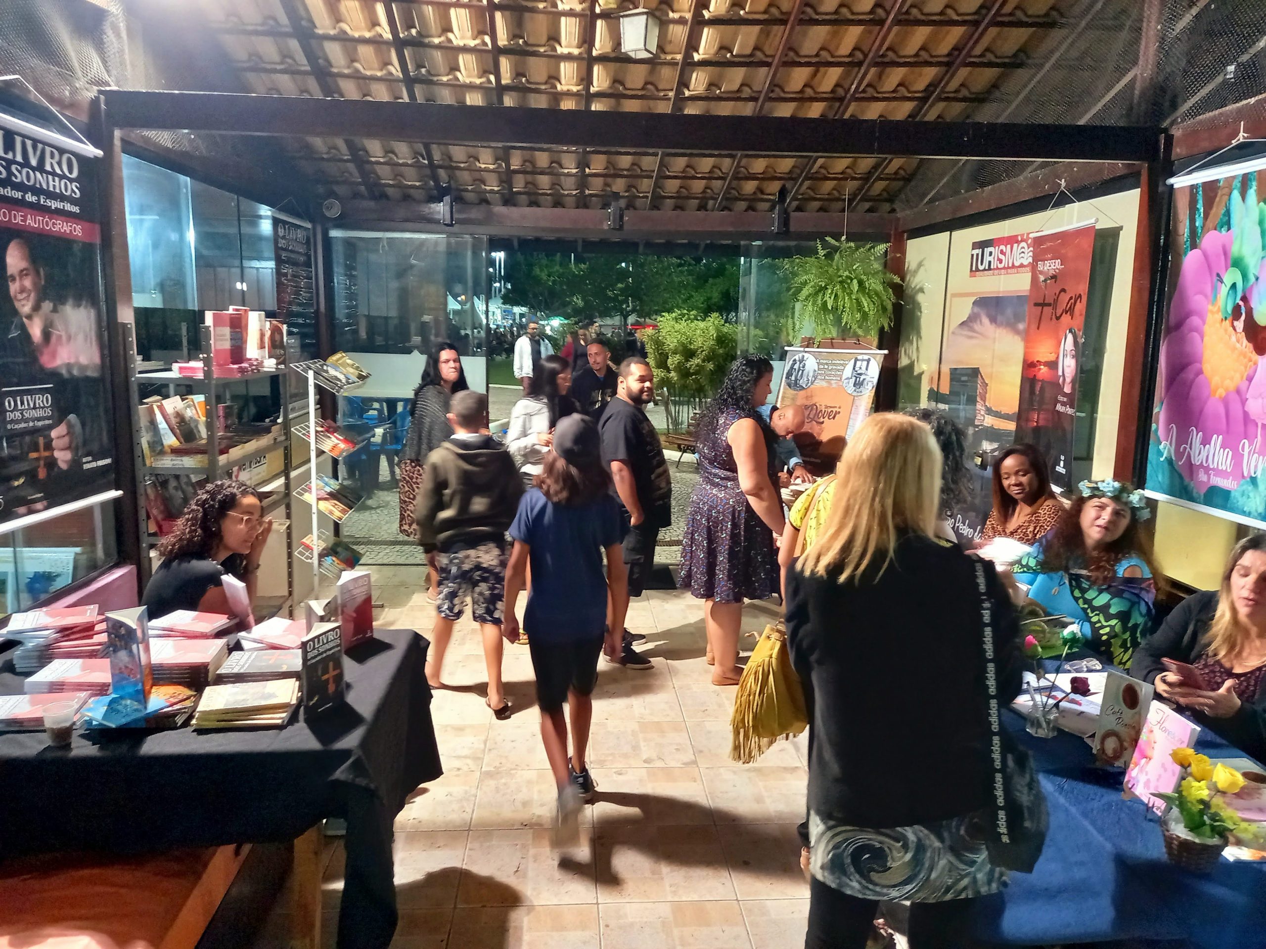 Laçamento de livro e feira literária marcam primeiro dia do Projeto Literatura na Praça em São Pedro da Aldeia