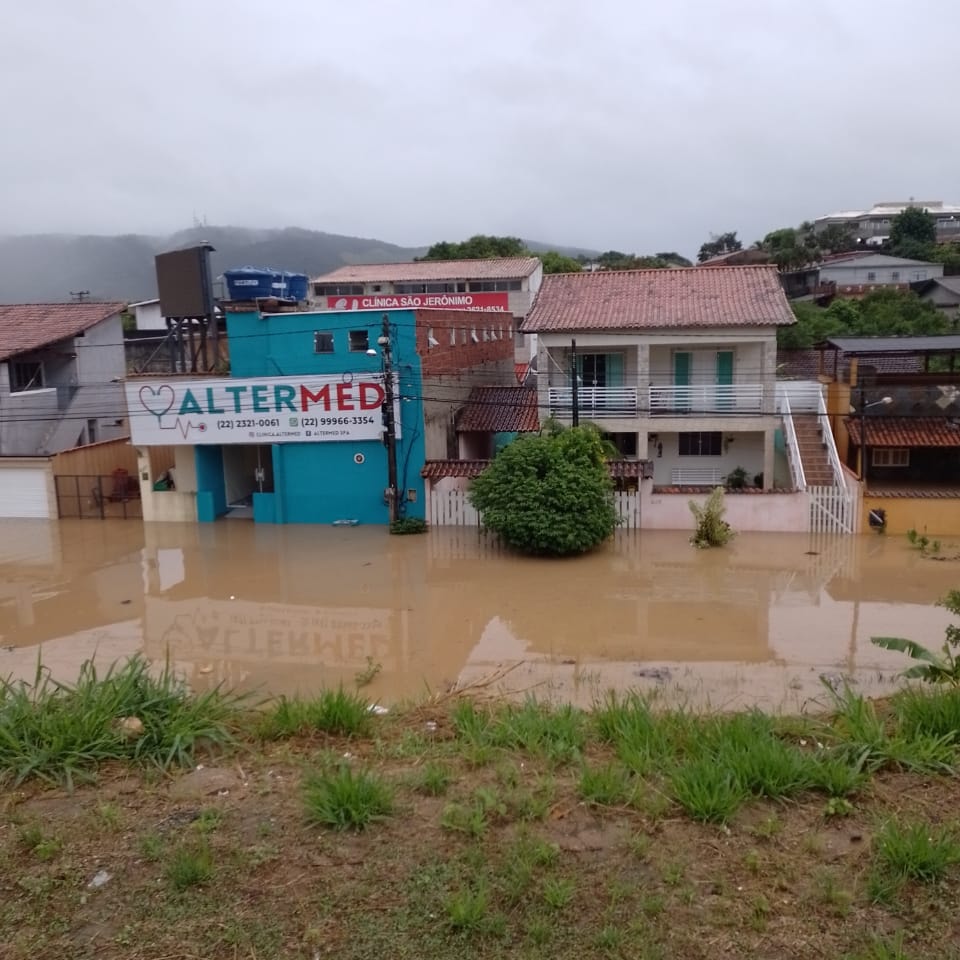 Chuva na madrugada deixa bairros alagados em São Pedro da Aldeia