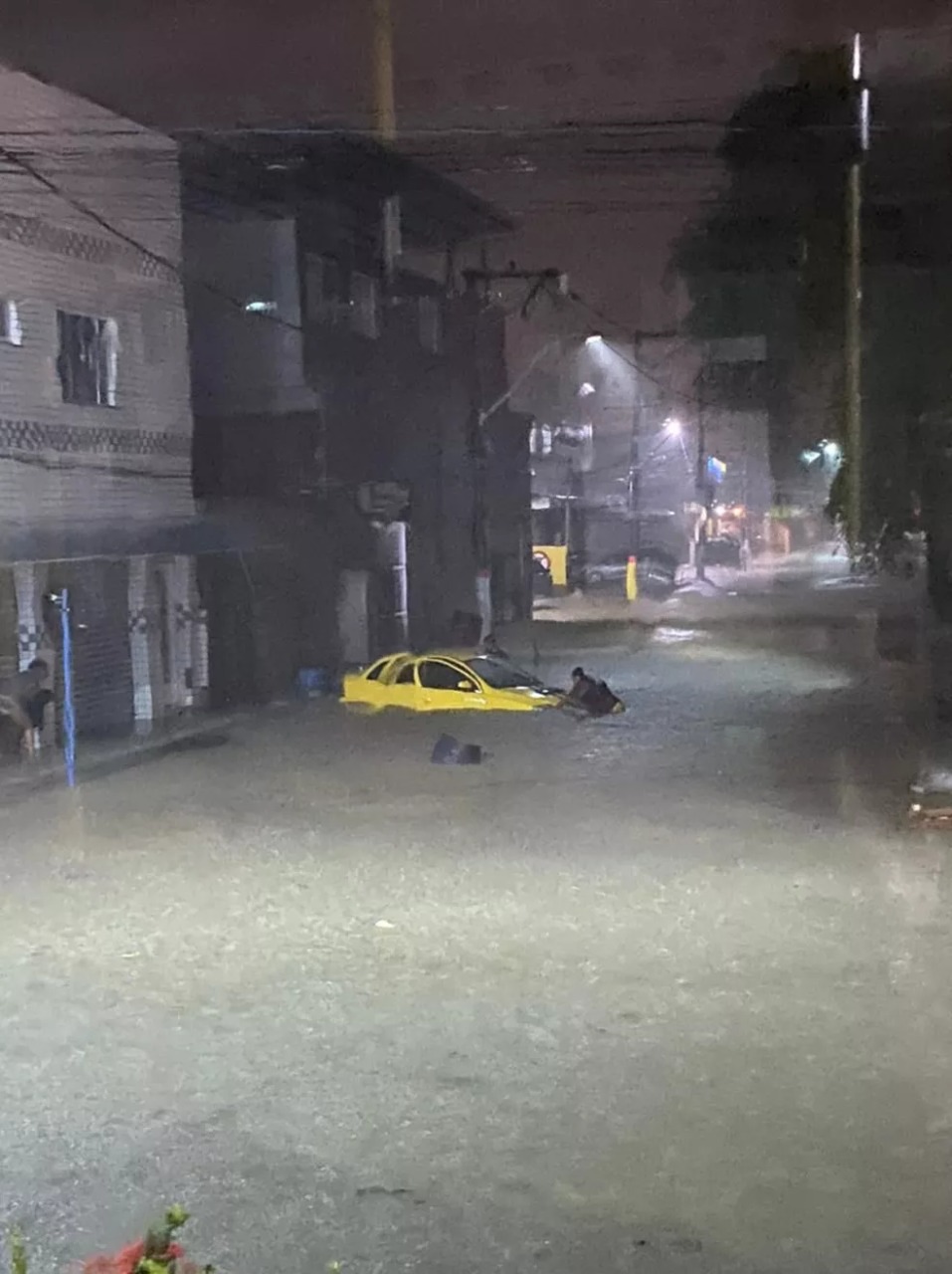 Forte chuva causa transtornos e deixa famílias desalojadas em Maricá