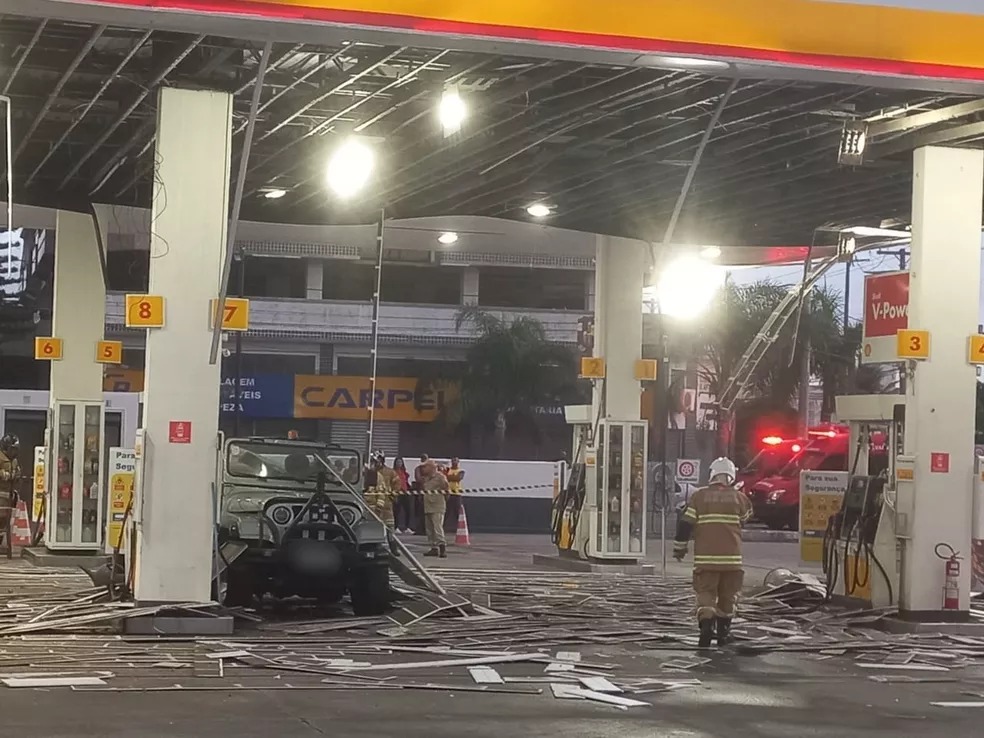 Cilindro de gás explode quando carro era abastecido e destrói parte do teto de posto de gasolina em Cabo Frio