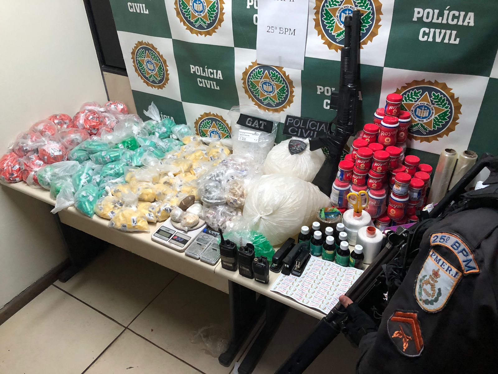 PM prende 2 homens com 5.059 pinos de cocaína, maconha e simulacro de espingarda em Bananeiras