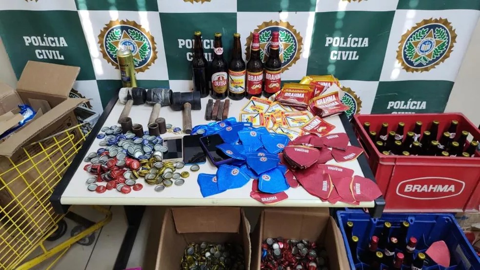Grupo é preso por trocar rótulos de cervejas baratas por marcas mais caras no RJ