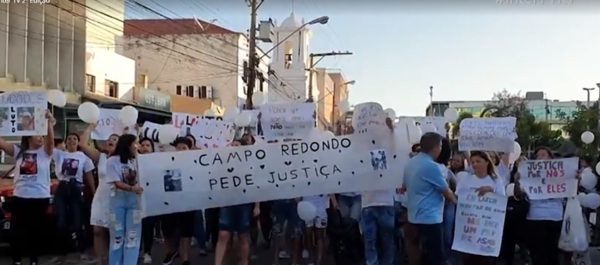 Familiares e amigos de jovens mortos em acidente de moto fazem manifestação em Cabo Frio