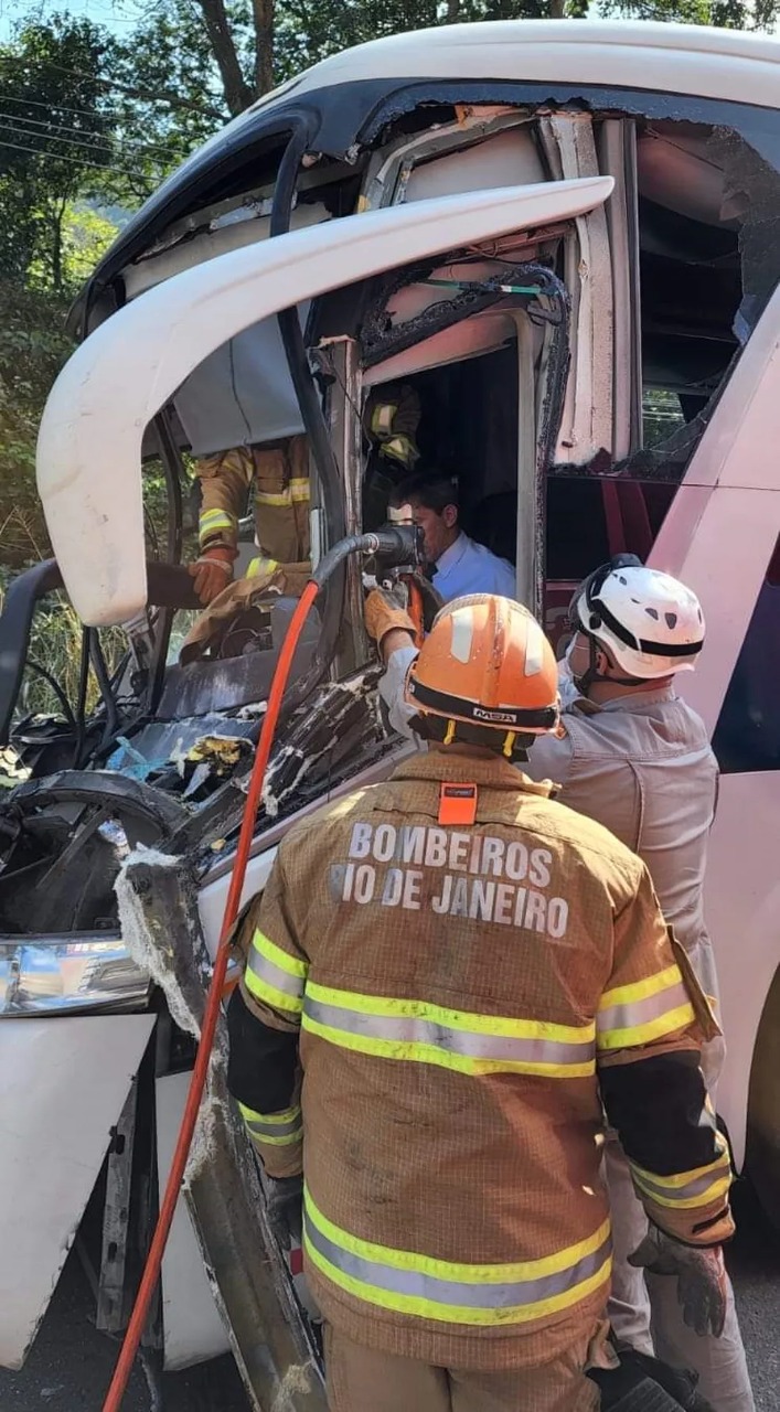 Acidente entre ônibus intermunicipal e caminhão deixa três pessoas feridas em Maricá