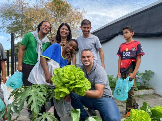 Escola do Balneário tem primeira colheita de horta do Projeto Semeando o Futuro