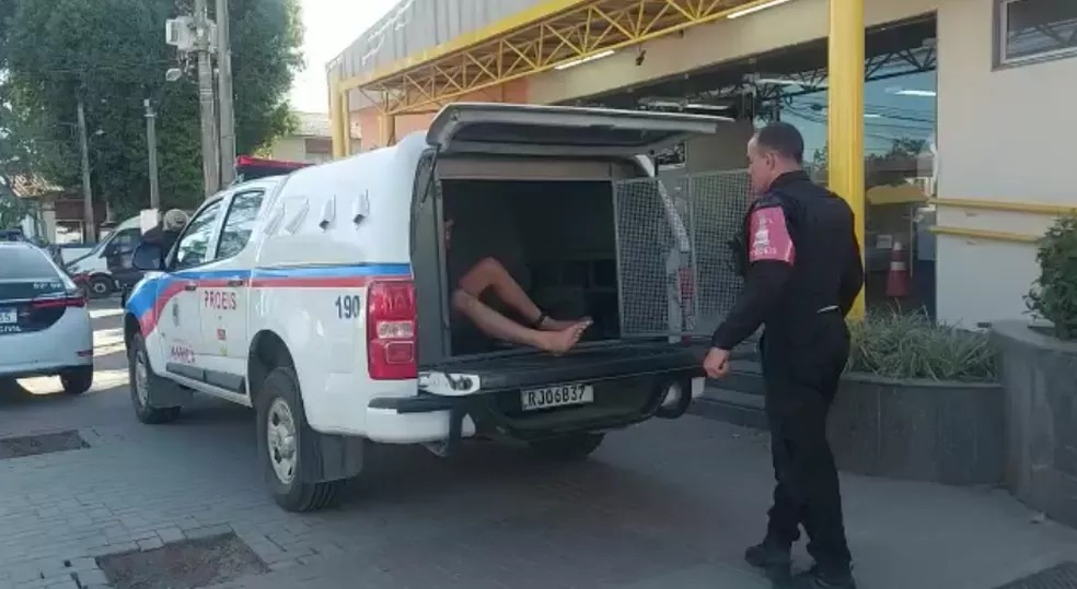 Homem é preso após roubar celular e ameaçar menino de 13 anos em Maricá