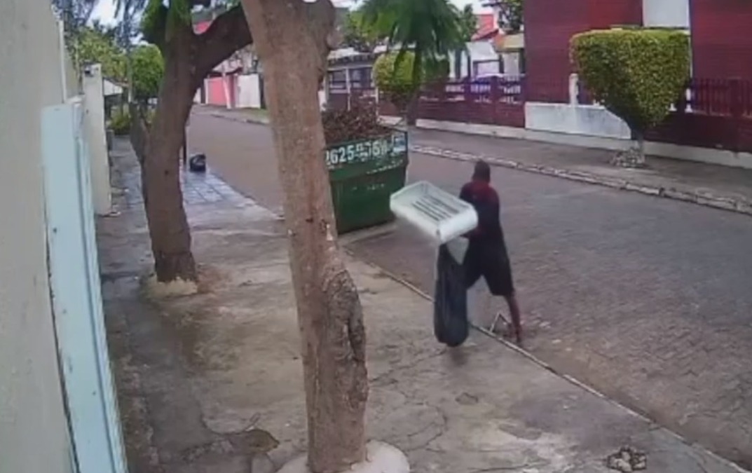 Homem furta lixeira de ferro em Cabo Frio