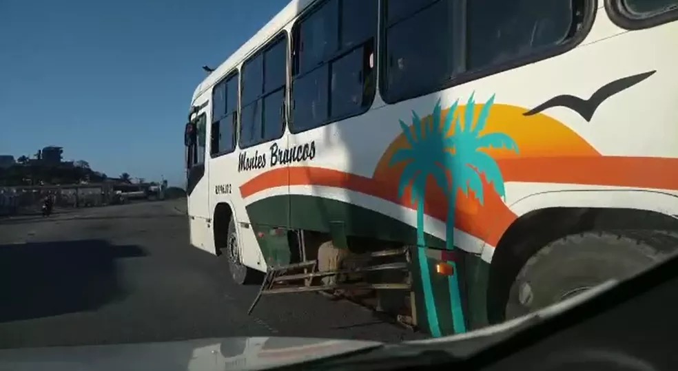 Ônibus trafega com estrutura de ferro à mostra e preocupa motoristas em Cabo Frio