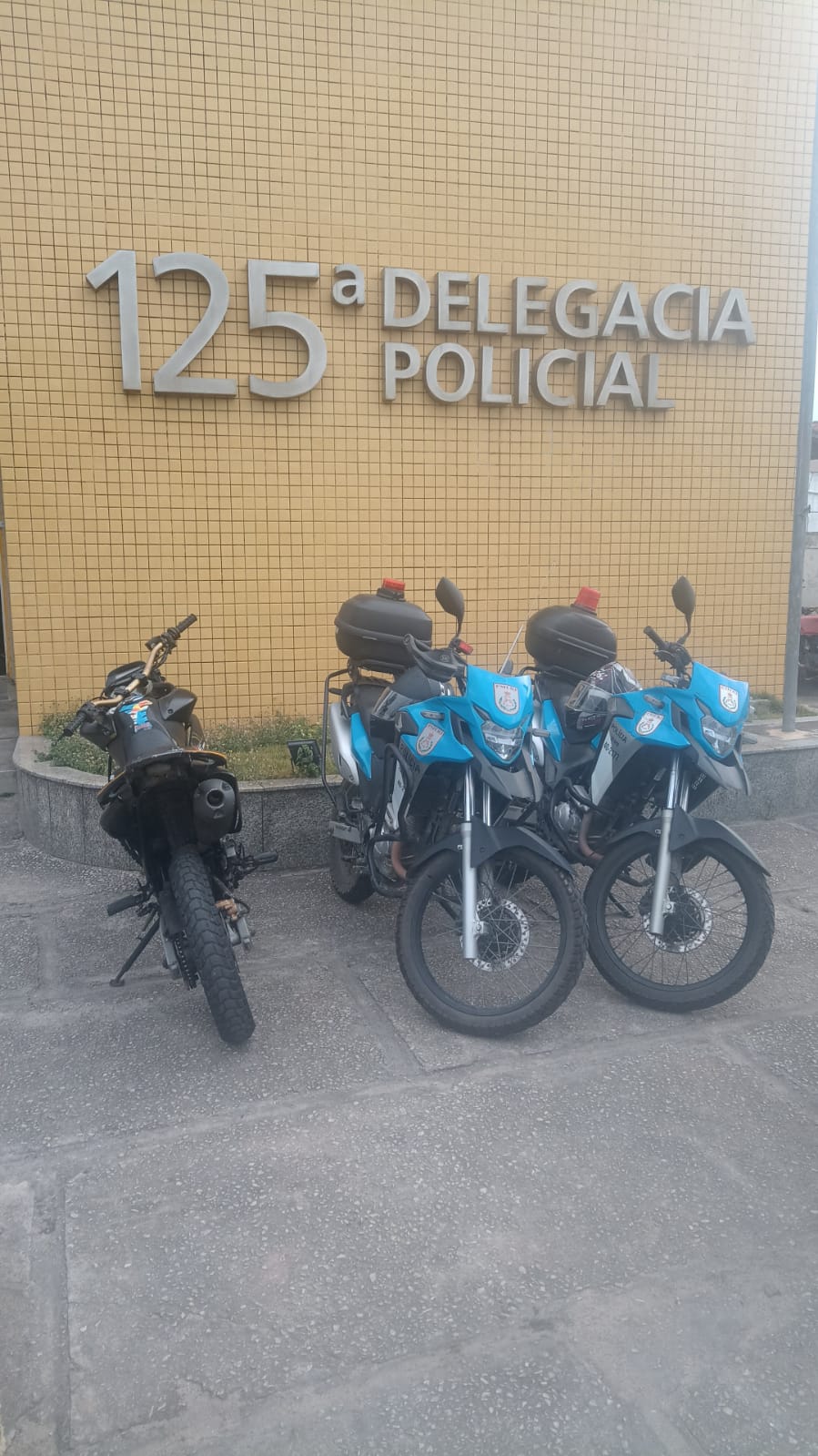 PM apreende Motocicleta Honda XRE 300 com numeração do chassi e motor suprimidas em São Pedro da Aldeia