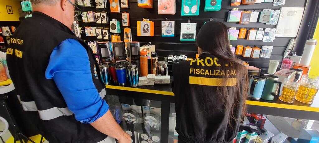 Fiscalização do Procon apreende produtos falsificados em São Pedro da Aldeia