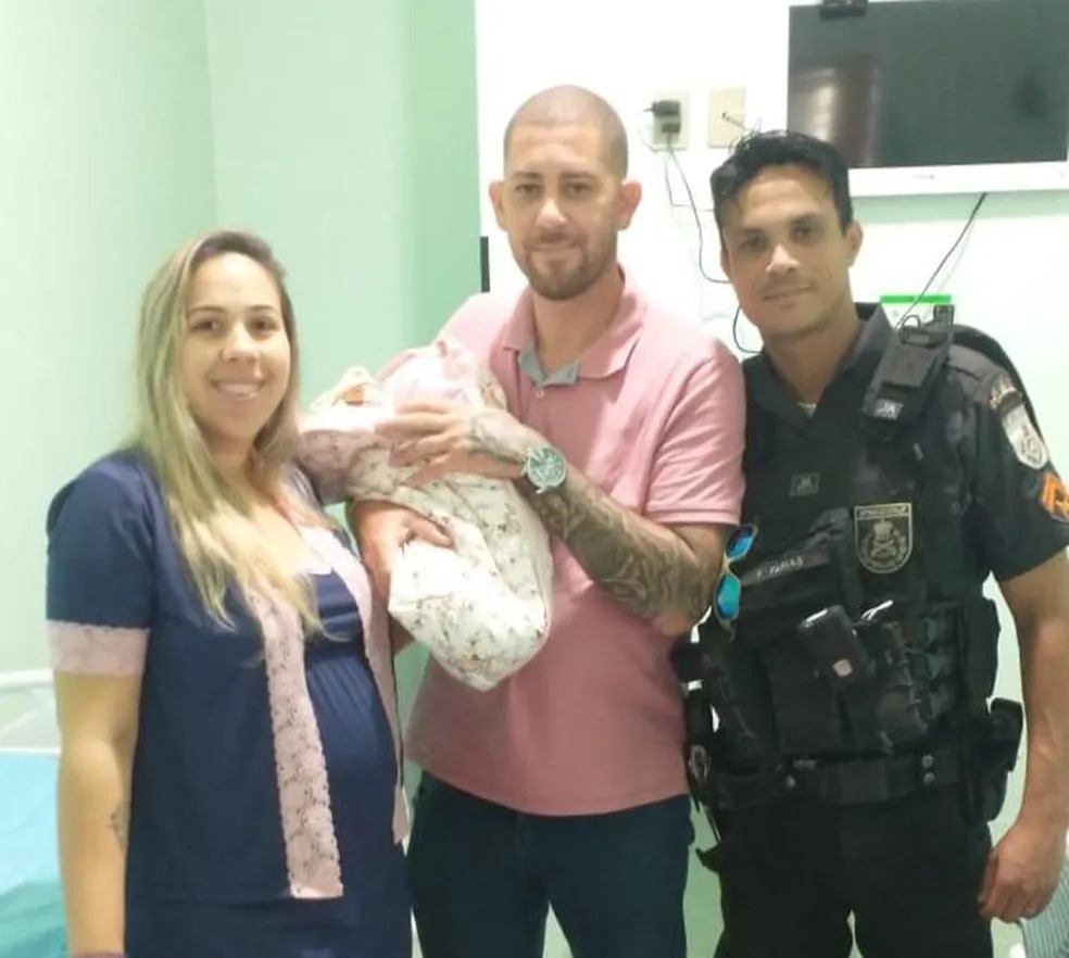 Policiais militares ajudam grávida em trabalho de parto em São Pedro da Aldeia