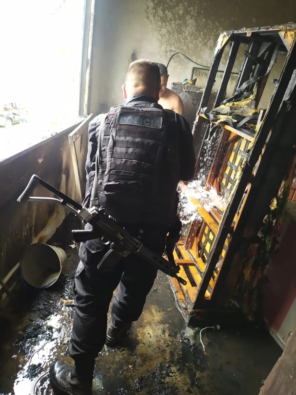 Policiais apagam incêndio em casa em Arraial do Cabo usando baldes com água