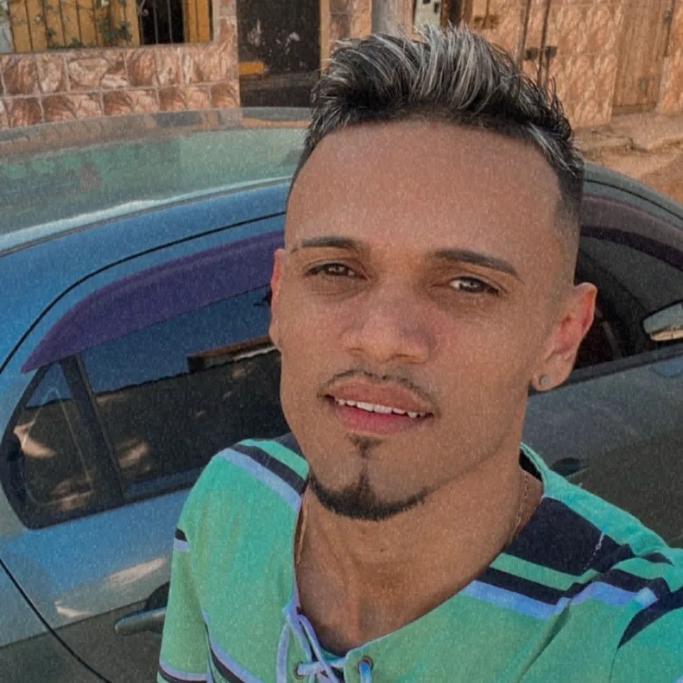 Jovem de 27 anos morre após perder controle de carro e bater contra veículo estacionado em Iguaba Grande