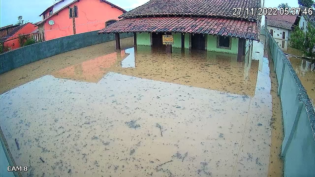 Chuva alaga ruas em São Pedro da Aldeia
