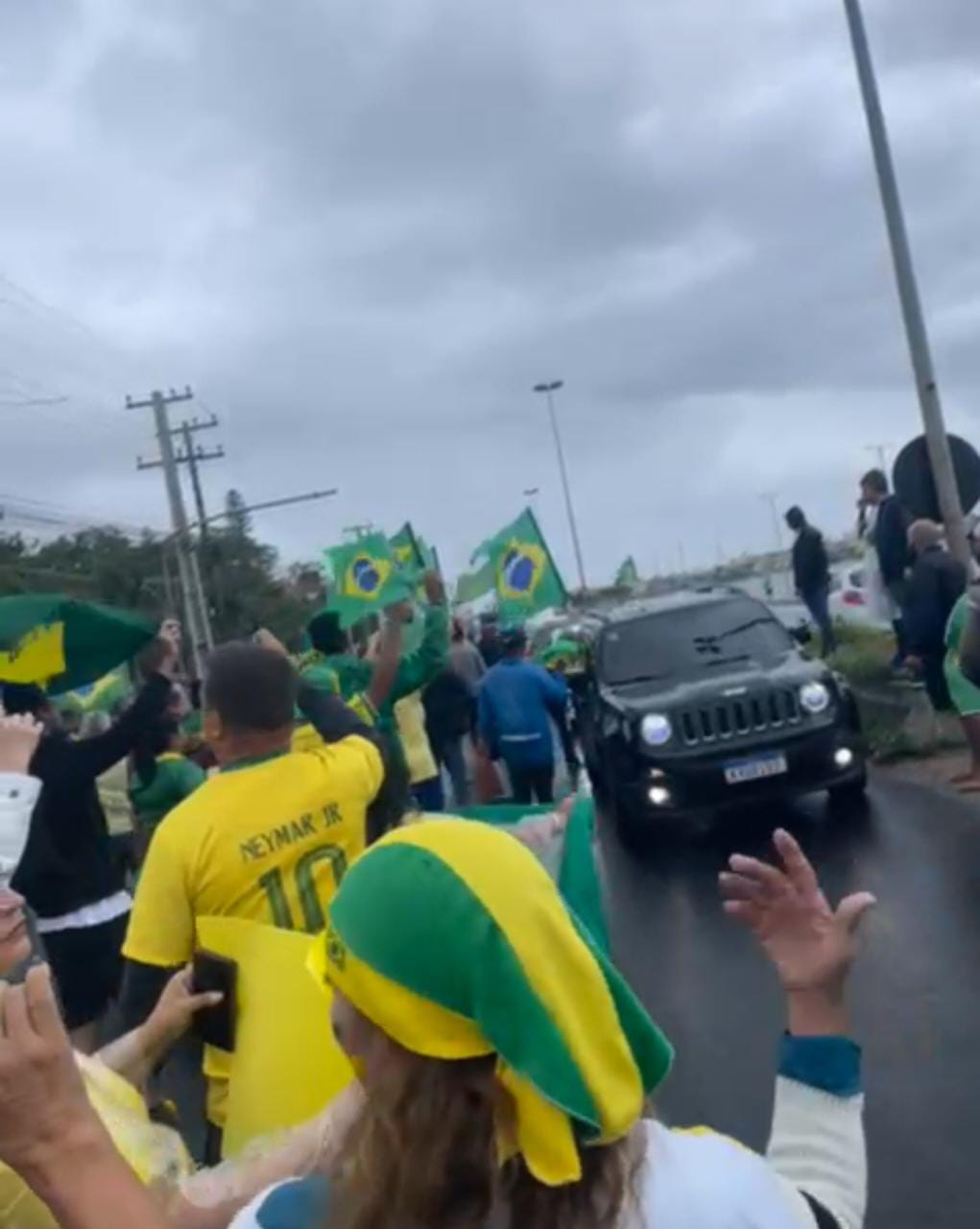 "Militares tomem o Brasil" gritam manifestantes em São Pedro da Aldeia