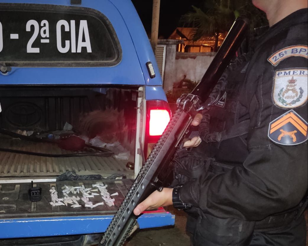 Polícia Militar prende homem com drogas e rádio transmissor no Balneário