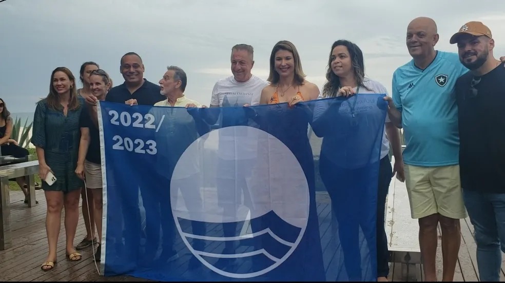 Bandeira Azul é hasteada na Praia de Itaúna, em Saquarema