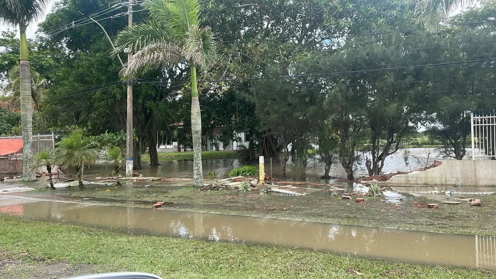 Chuvas fortes provocam queda de muro na Base da Marinha em São Pedro da Aldeia