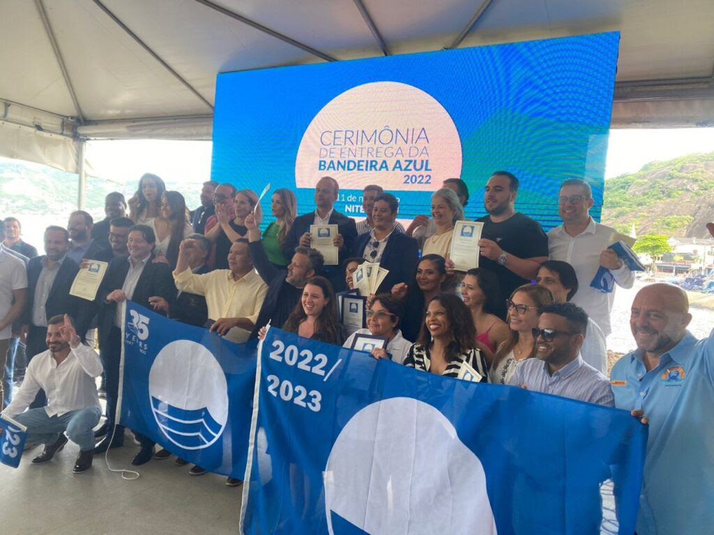 Praia do Forno em Búzios recebe oficialmente a Bandeira Azul para a temporada 2022/2023 em Cerimônia Nacional realizada em Niterói