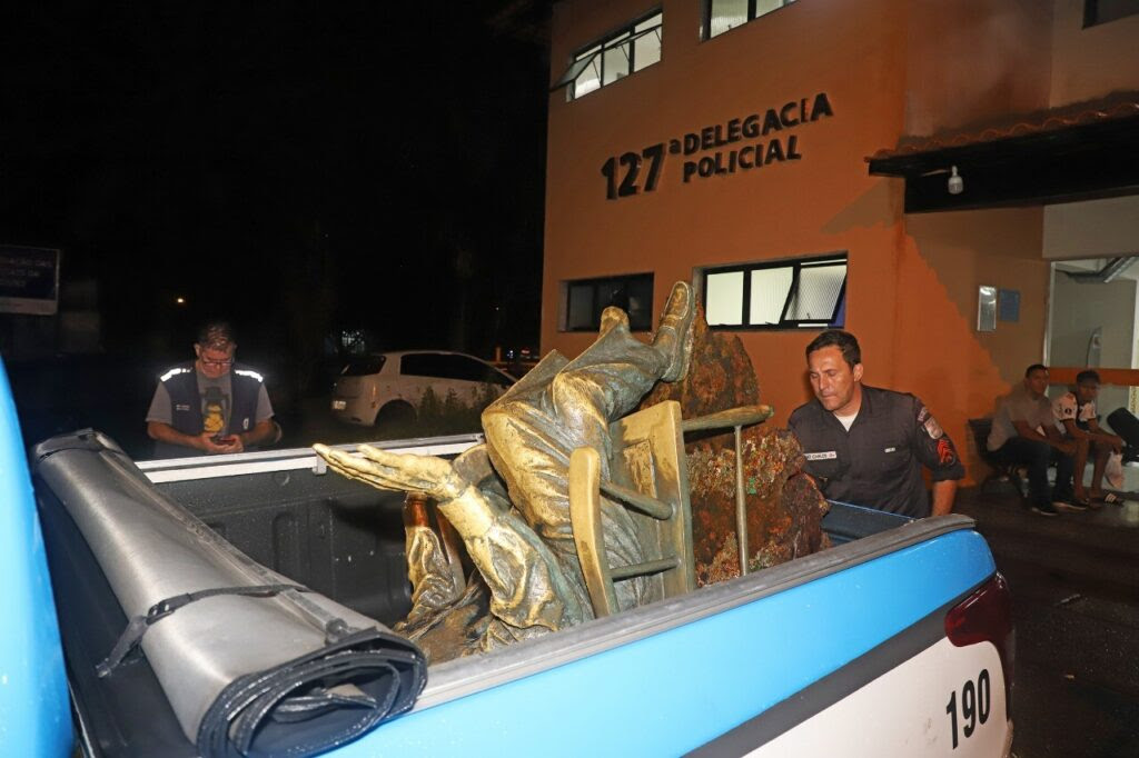 Prefeitura de Búzios recupera Estátua de Juscelino Kubitschek por meio do serviço de inteligência da Polícia Militar