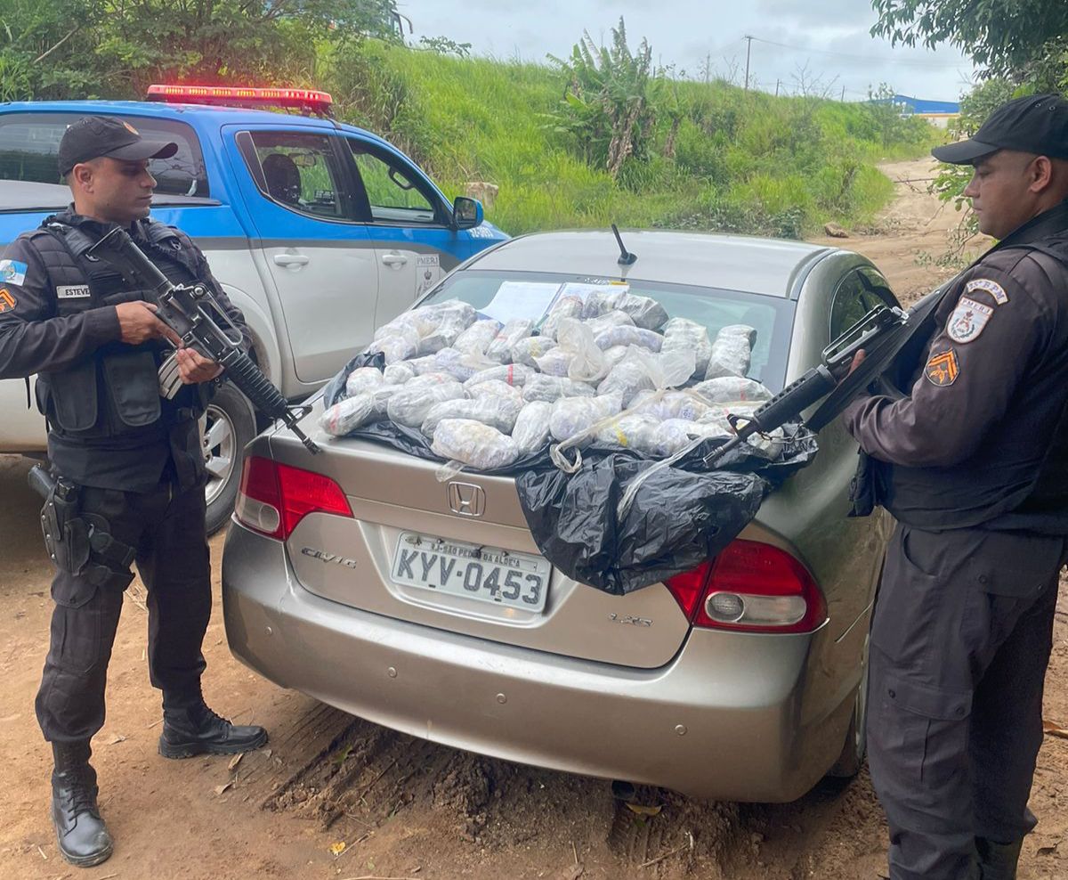 PM apreende 1.216 cápsulas de cocaína em Honda Civic na Estrada da Caveira em São Pedro da Aldeia