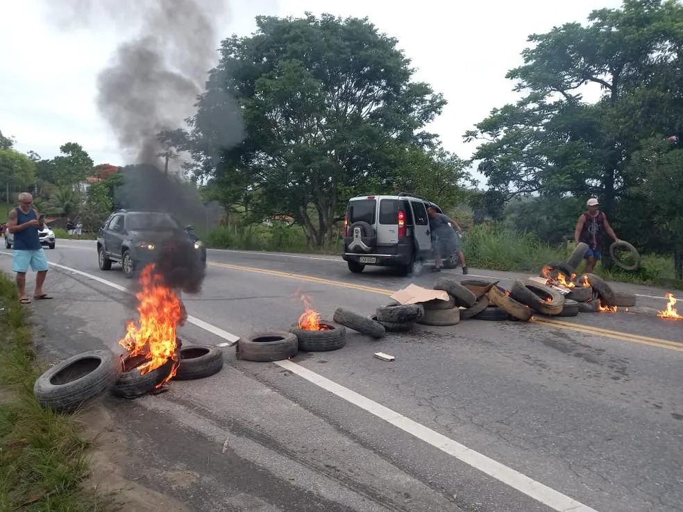 Moradores bloqueiam RJ-114, entre Maricá e Itaboraí, pedindo mais policiamento